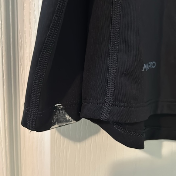 Boys, Nike pro black, long sleeve size medium top - Picture 2 of 4